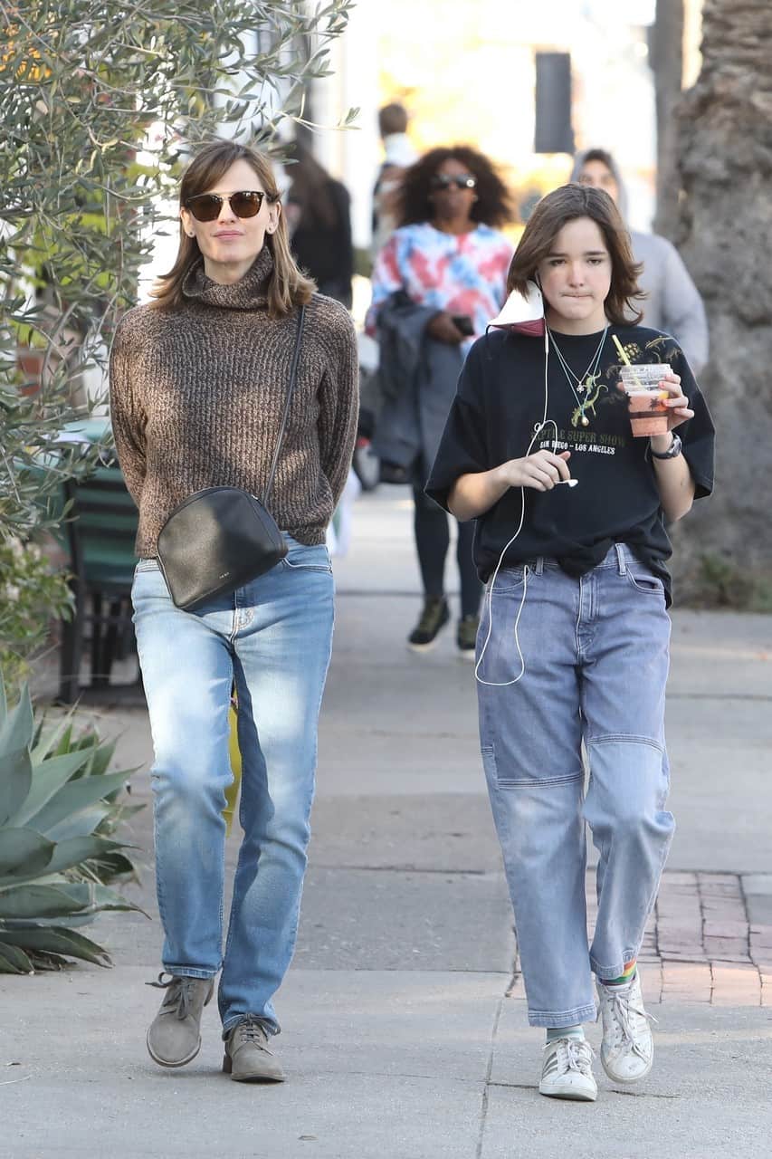 Jennifer Garner Stepped Out with Seraphina in Christmas Shopping