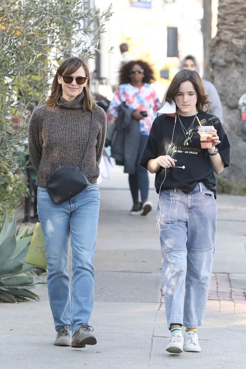Jennifer Garner Stepped Out with Seraphina in Christmas Shopping