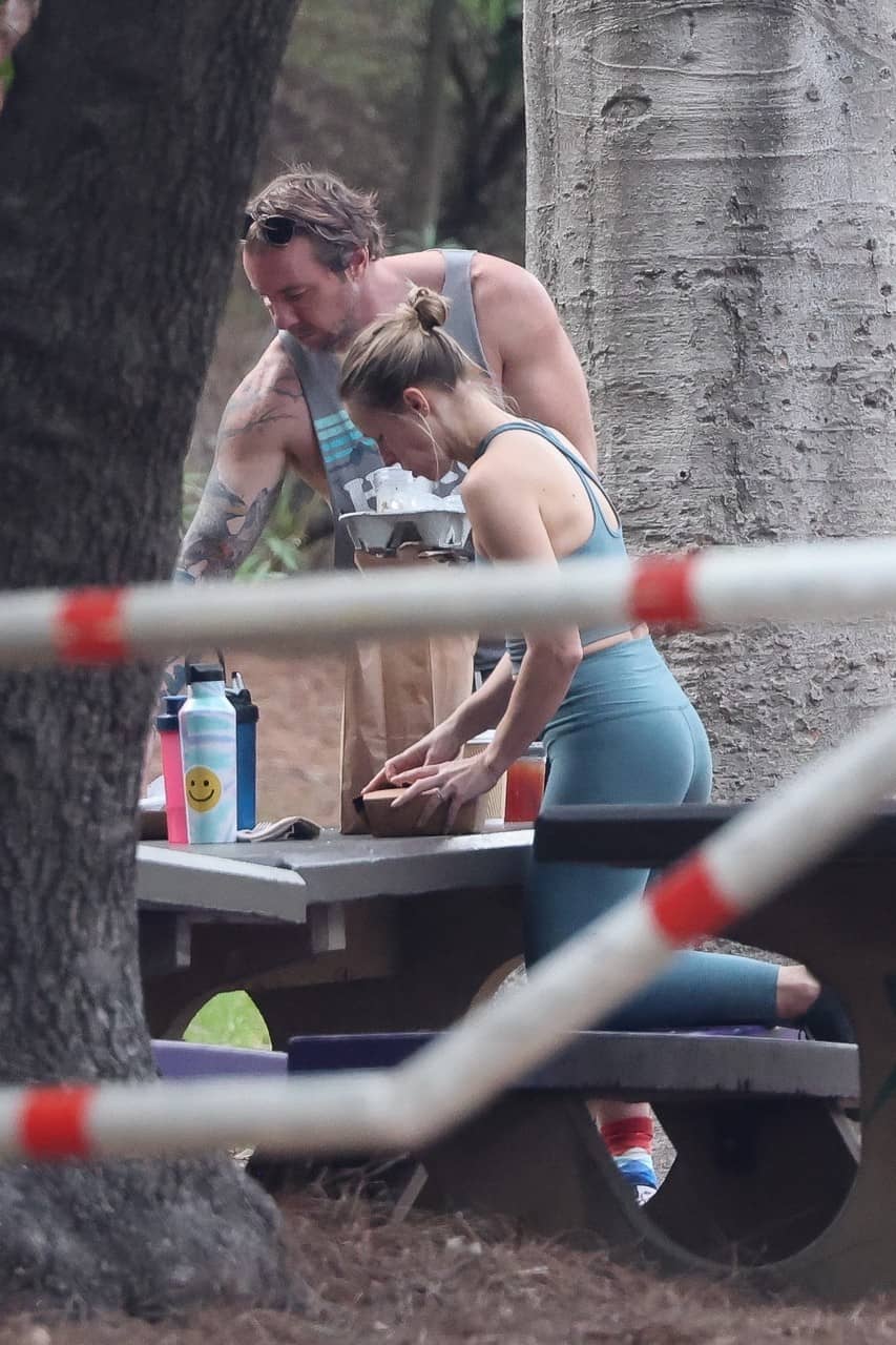 Kristen Bell and Dax Shepard Eat in Griffith Park After Exercising