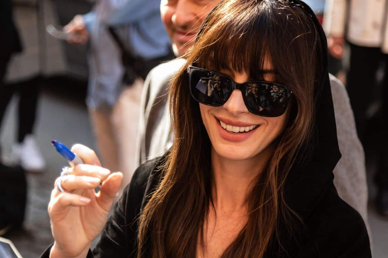 Anne Hathaway Hangs Out with Fans Outside the Hyatt Hotel in Berlin after "She Came to Me" Photo-call