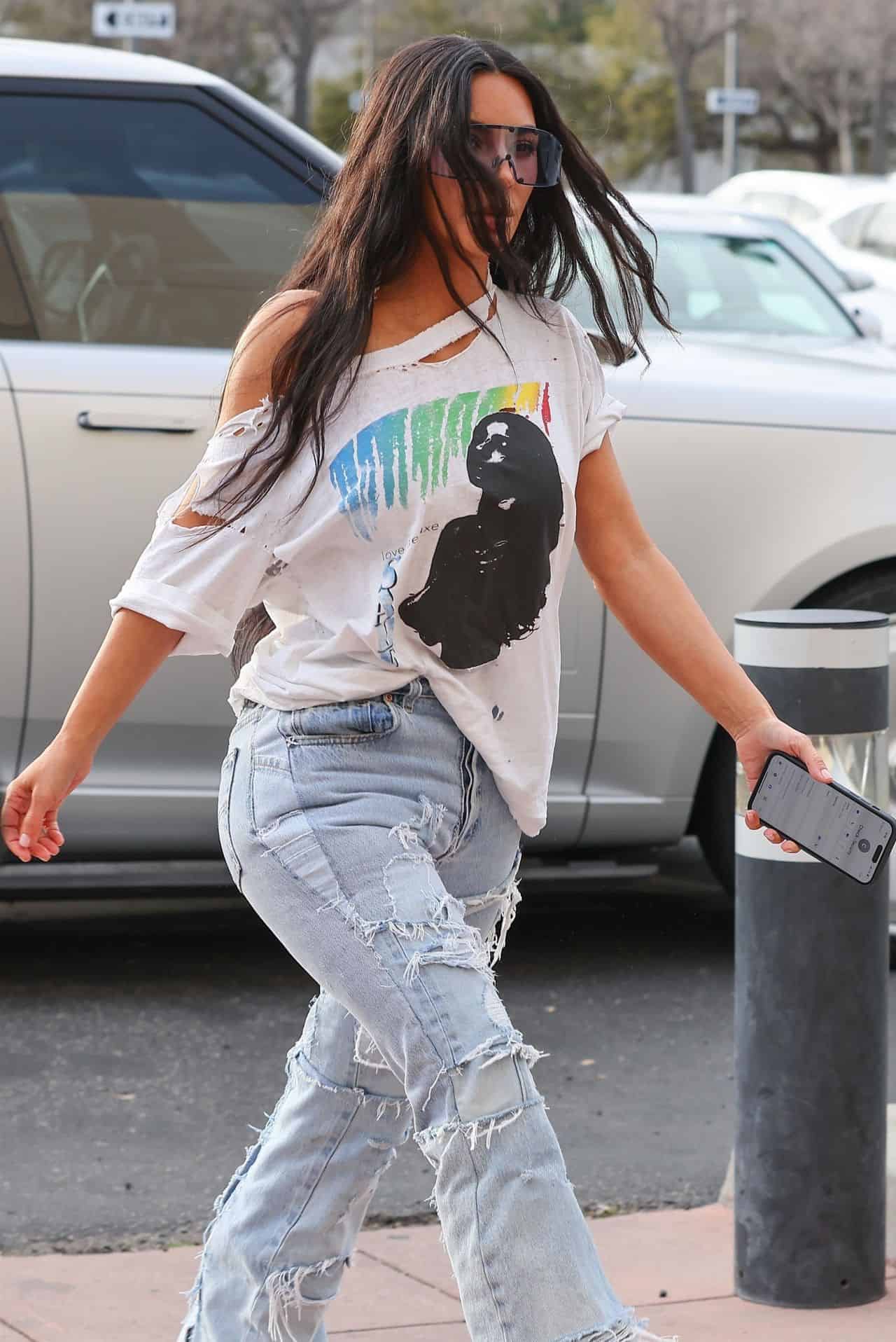Kim Kardashian Looks Chic in a Sade T-Shirt at Saint’s Basketball Game
