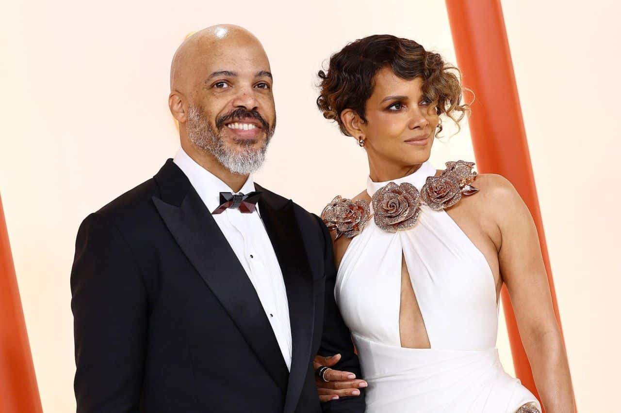 Halle Berry Showcased her Legs in a White Gown at the 2023 Oscars