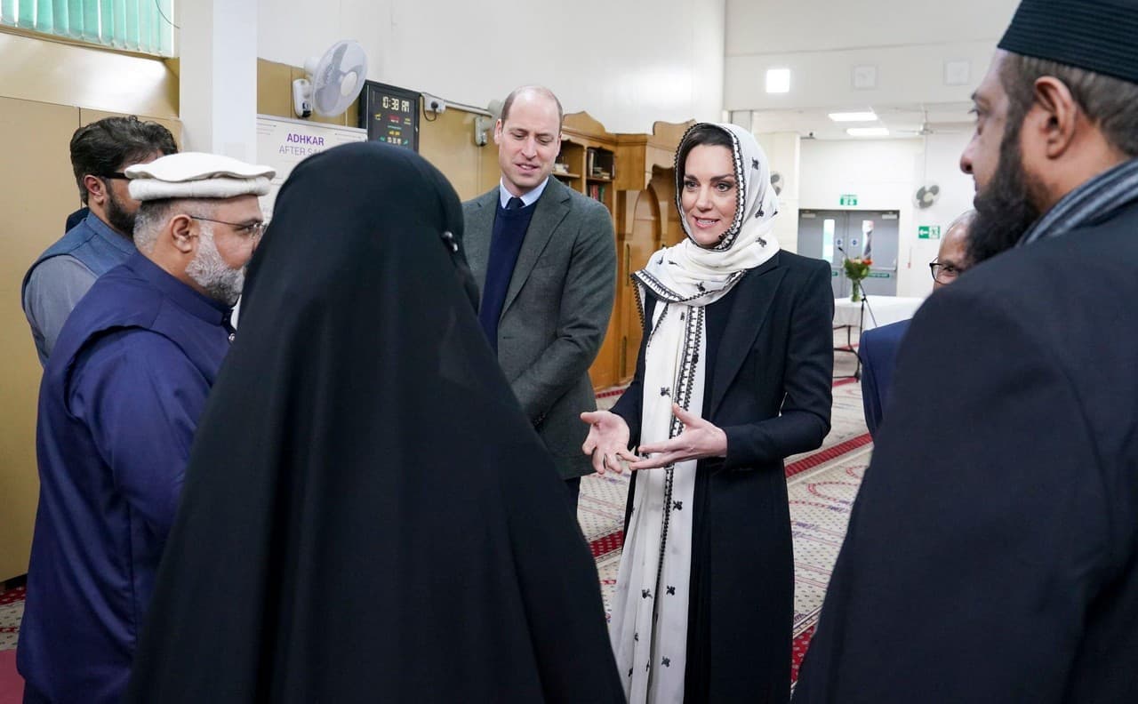 Kate Middleton Looks Elegant During a Visit to the Muslim Centre in Hayes