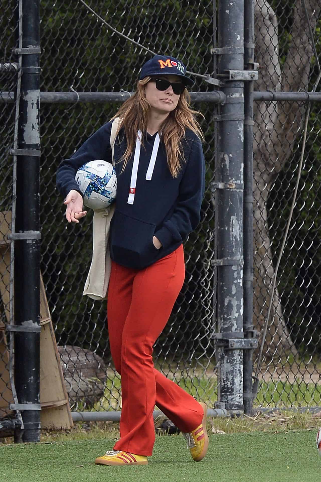 Olivia Wilde Warms Up and Shows her Flexibility Before Soccer Game
