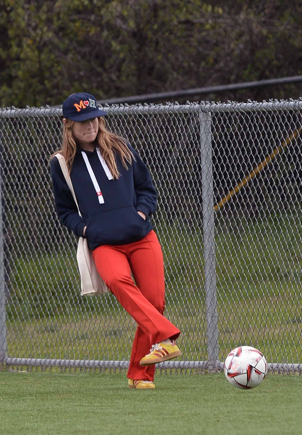 Olivia Wilde Warms Up and Shows her Flexibility Before Soccer Game