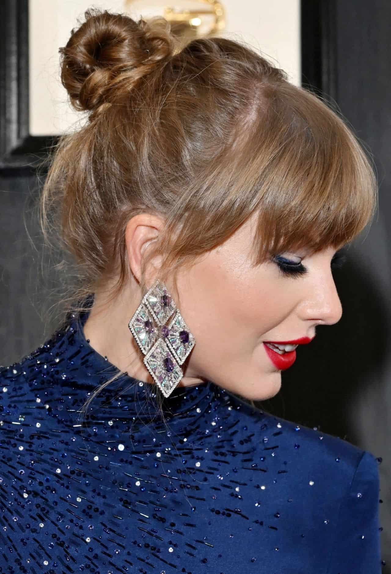 Taylor Swift Radiates Beauty in Sparkling Blue at the 65th GRAMMY Awards