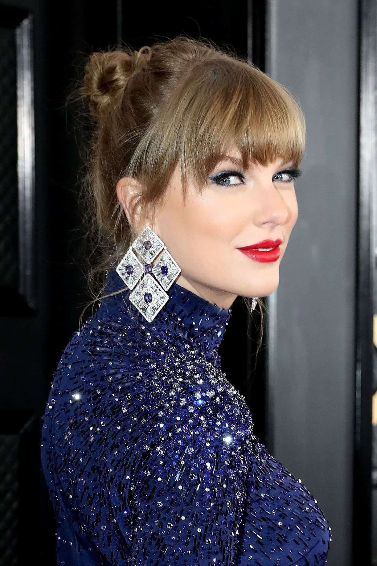 Taylor Swift Radiates Beauty in Sparkling Blue at the 65th GRAMMY Awards