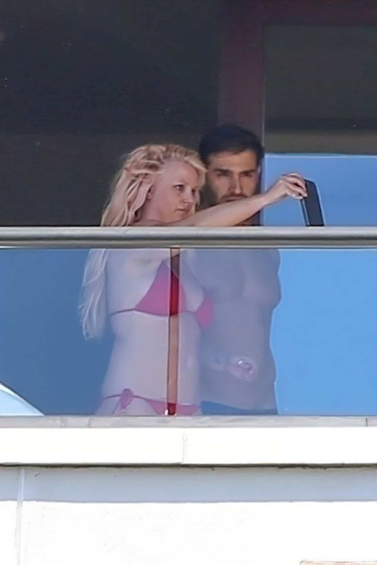 Britney Spears and Sam Asghari Having Fun on the Balcony in Hawaii