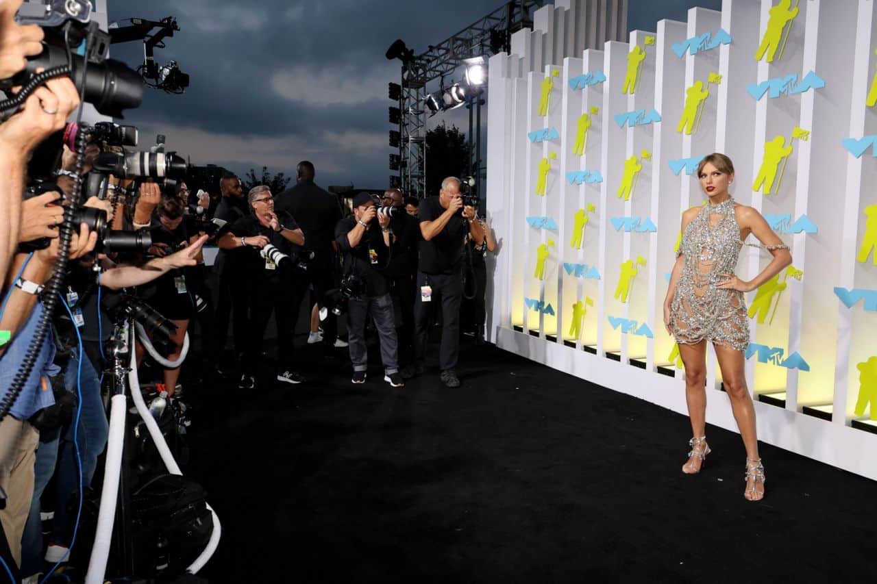 Taylor Swift Sparkles in a Glamorous Mini Dress at MTV VMAs 2022