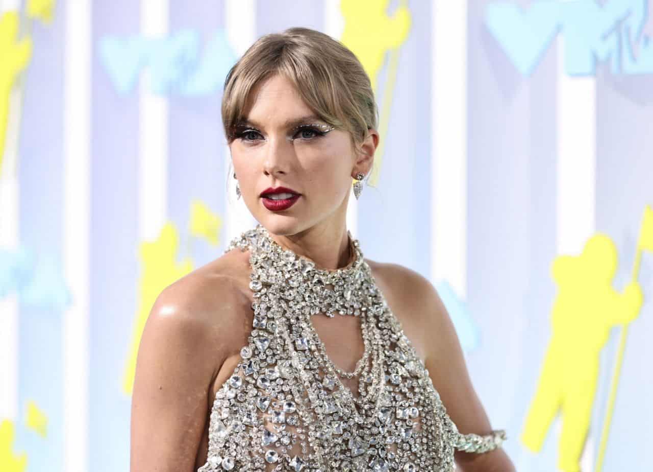 Taylor Swift Sparkles in a Glamorous Mini Dress at MTV VMAs 2022