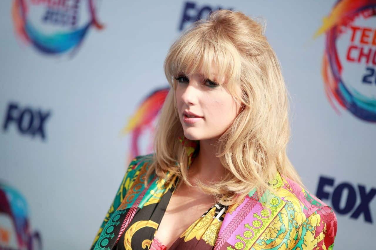 Taylor Swift in a Versace Romper Steals the Show at the Teen Choice Awards