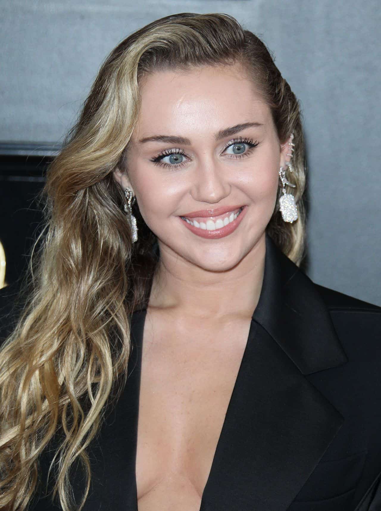 Miley Cyrus Turns Heads at the Grammy Awards with Her Chic Low-Cut Blazer
