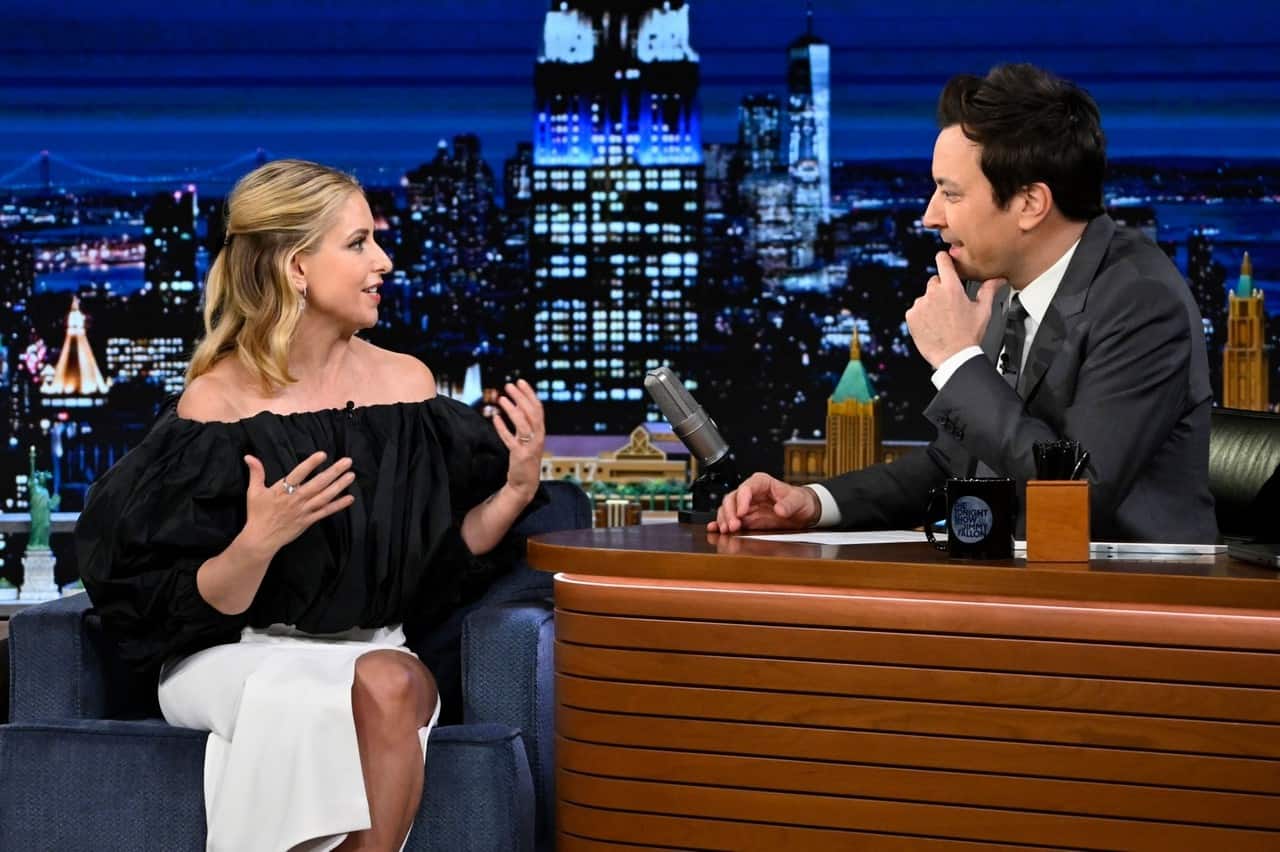 Sarah Michelle Gellar's Chic and Vibrant Look on "The Tonight Show"