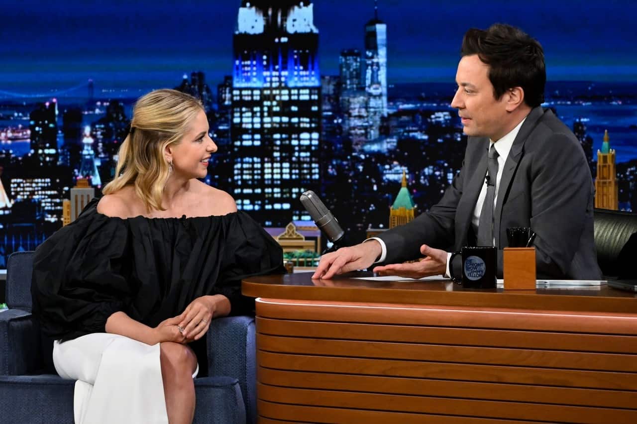 Sarah Michelle Gellar's Chic and Vibrant Look on "The Tonight Show"