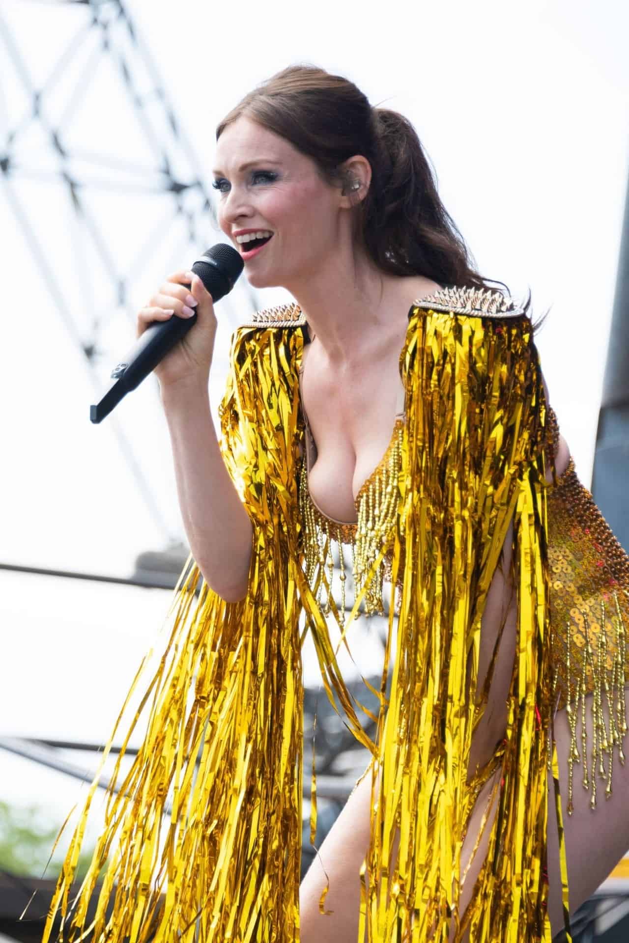Sophie Ellis-Bextor Made a Spectacle at the Glastonbury Festival