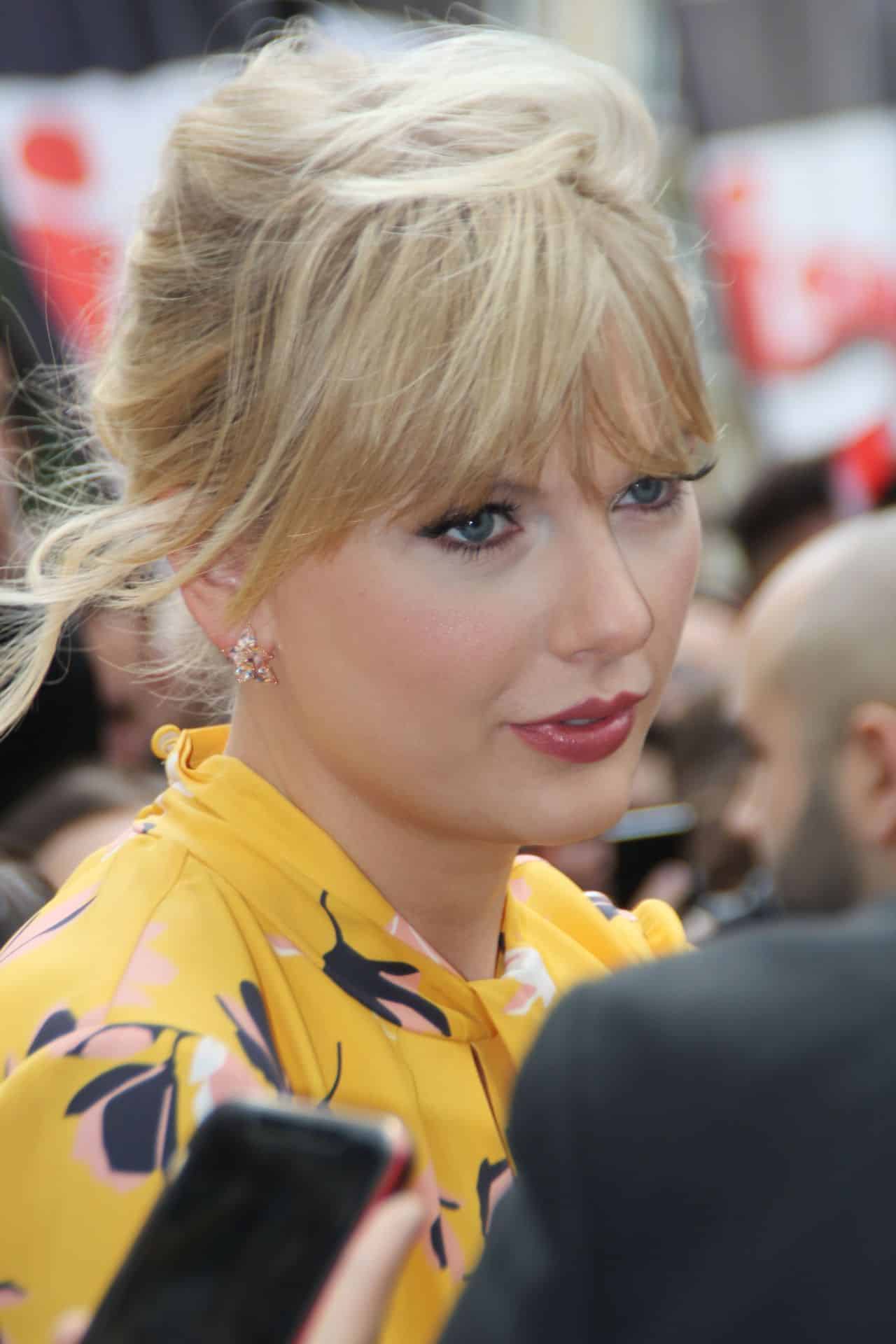 Taylor Swift Radiates Seasonal Chicness on the Streets of Paris