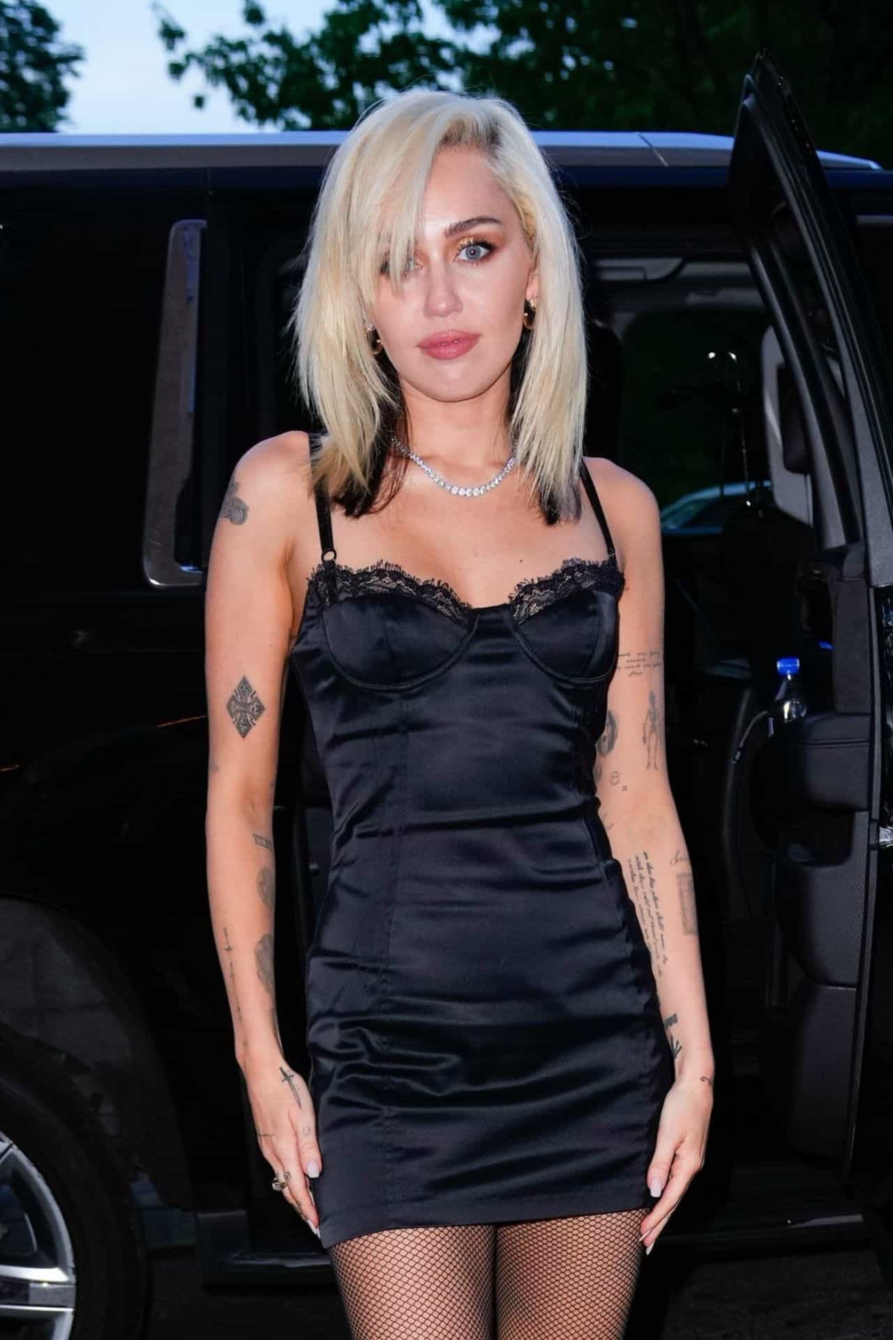 Miley Cyrus Stuns in a Chic Black Négligée at NBC Upfronts Dinner