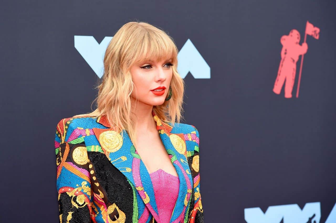 Taylor Swift Oozes Elegance in Versace at MTV Video Music Awards