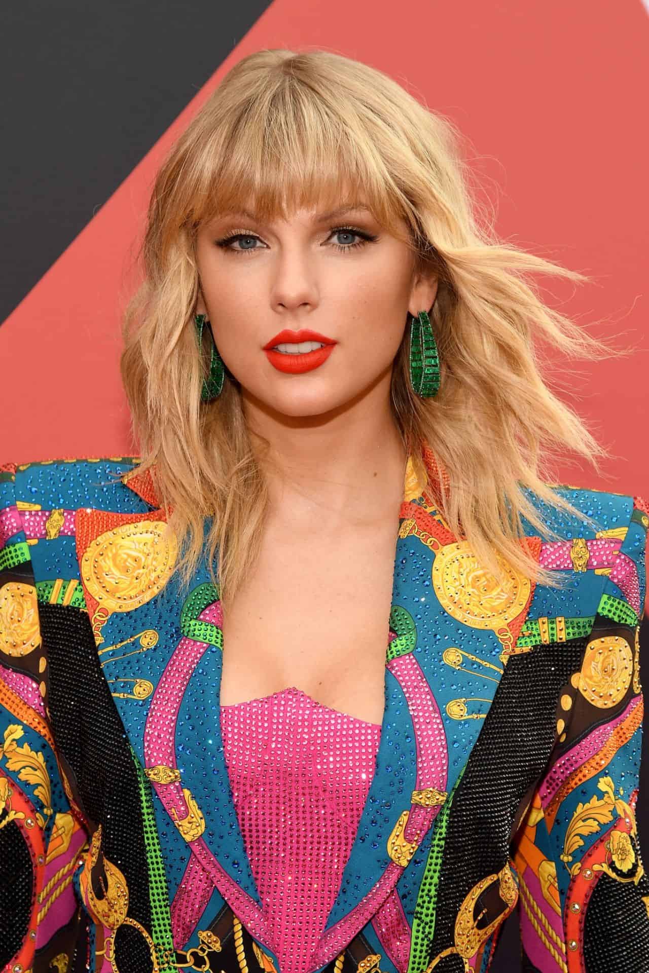 Taylor Swift Oozes Elegance in Versace at MTV Video Music Awards