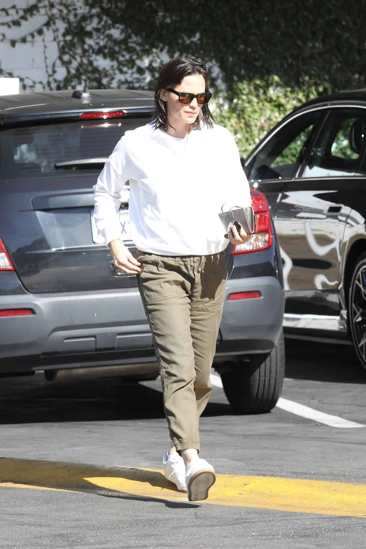 Jennifer Garner Goes Casual Chic for Shopping Spree in Brentwood