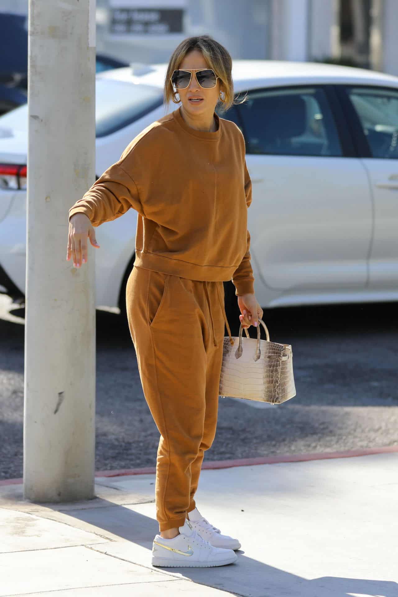 Jennifer Lopez in Comfy Outfit in Shopping for Furniture and Rugs with Daughter Emme