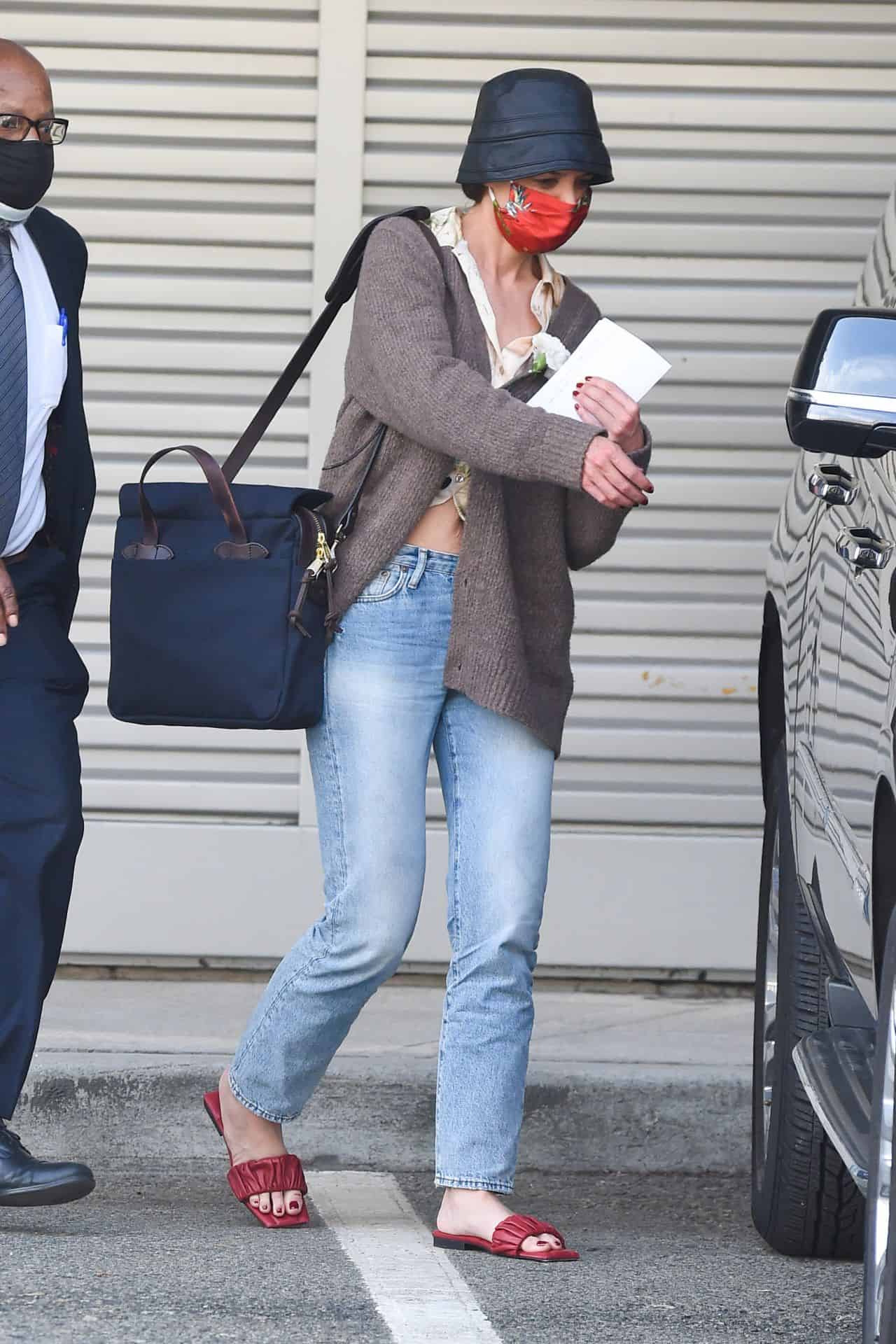 Katie Holmes Unrecognizable at JFK Airport in New York