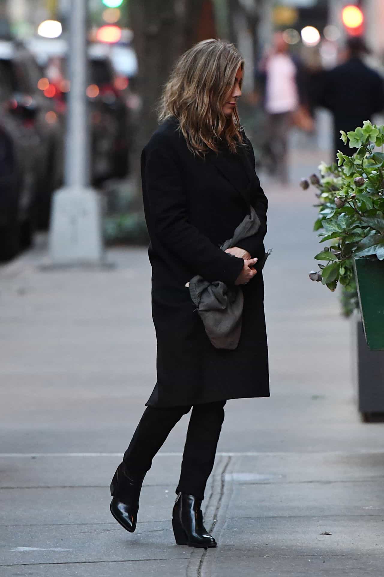 Jennifer Aniston Dazzles in Classy Attire at Dinner Date with Former Spouse