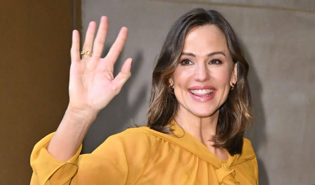 Jennifer Garner Wows in Elegant Outfit at LIVE With Kelly and Mark