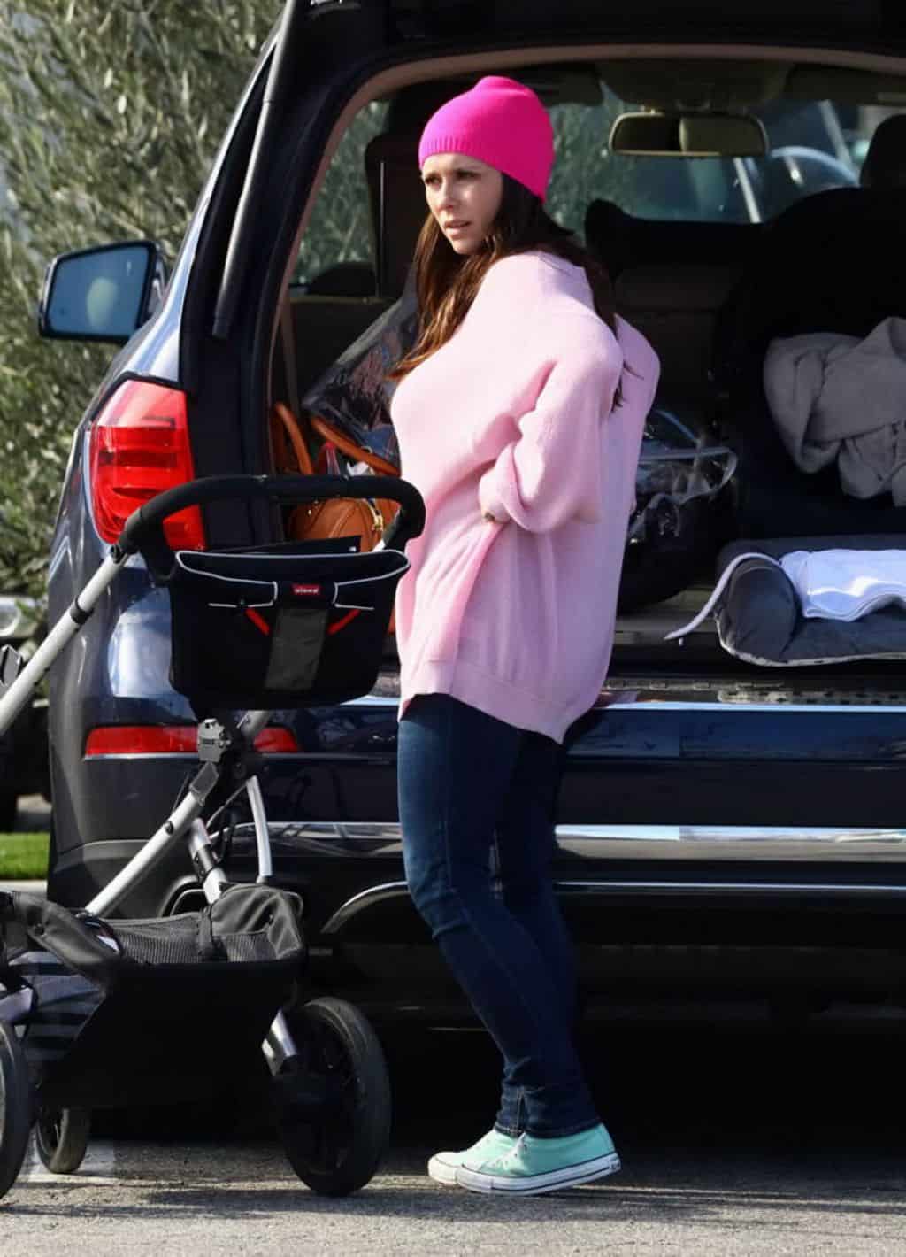 Jennifer Love Hewitt Shines in Makeup-Free Look and Cozy Pink Sweater