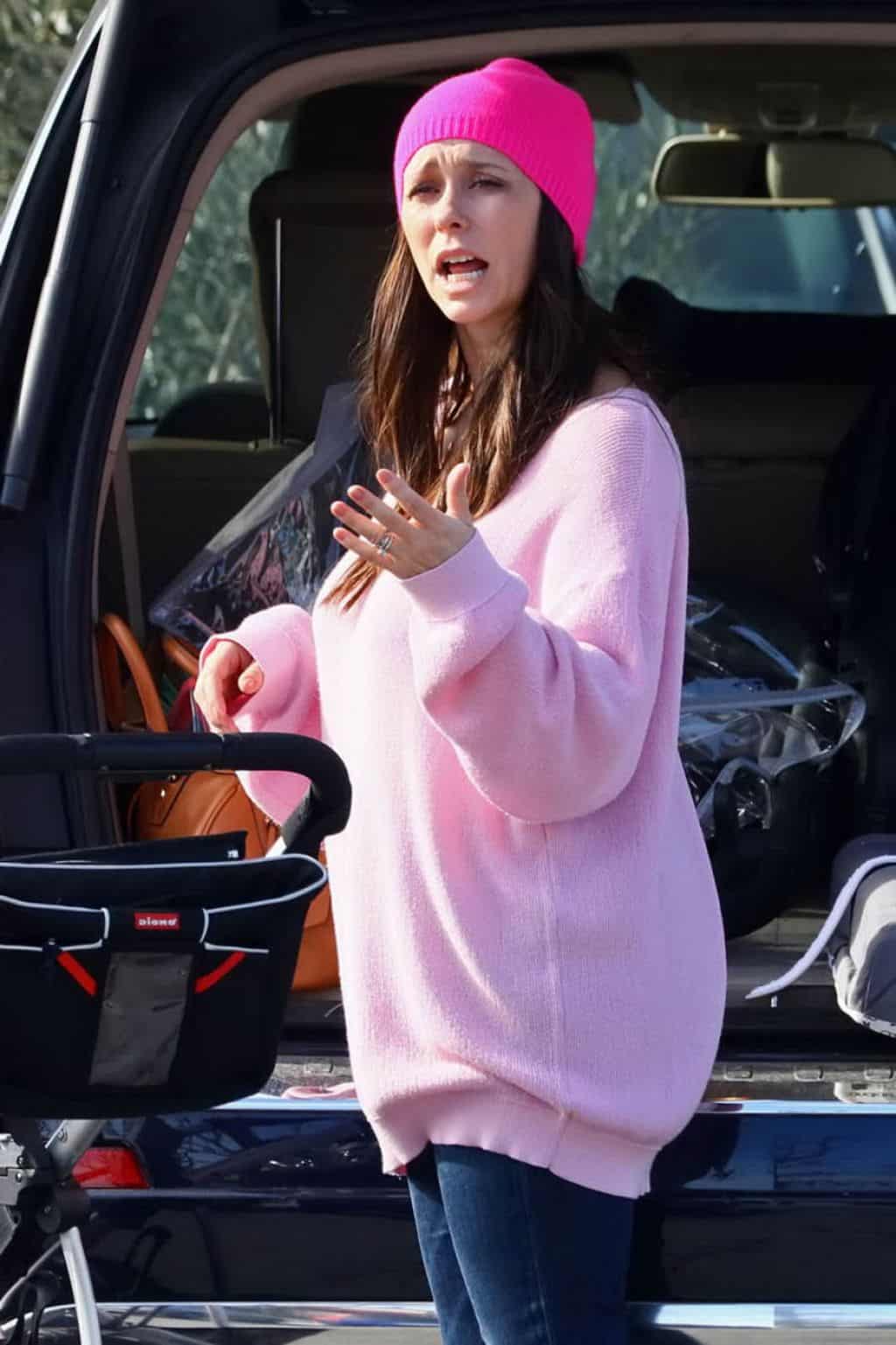 Jennifer Love Hewitt Shines in Makeup-Free Look and Cozy Pink Sweater