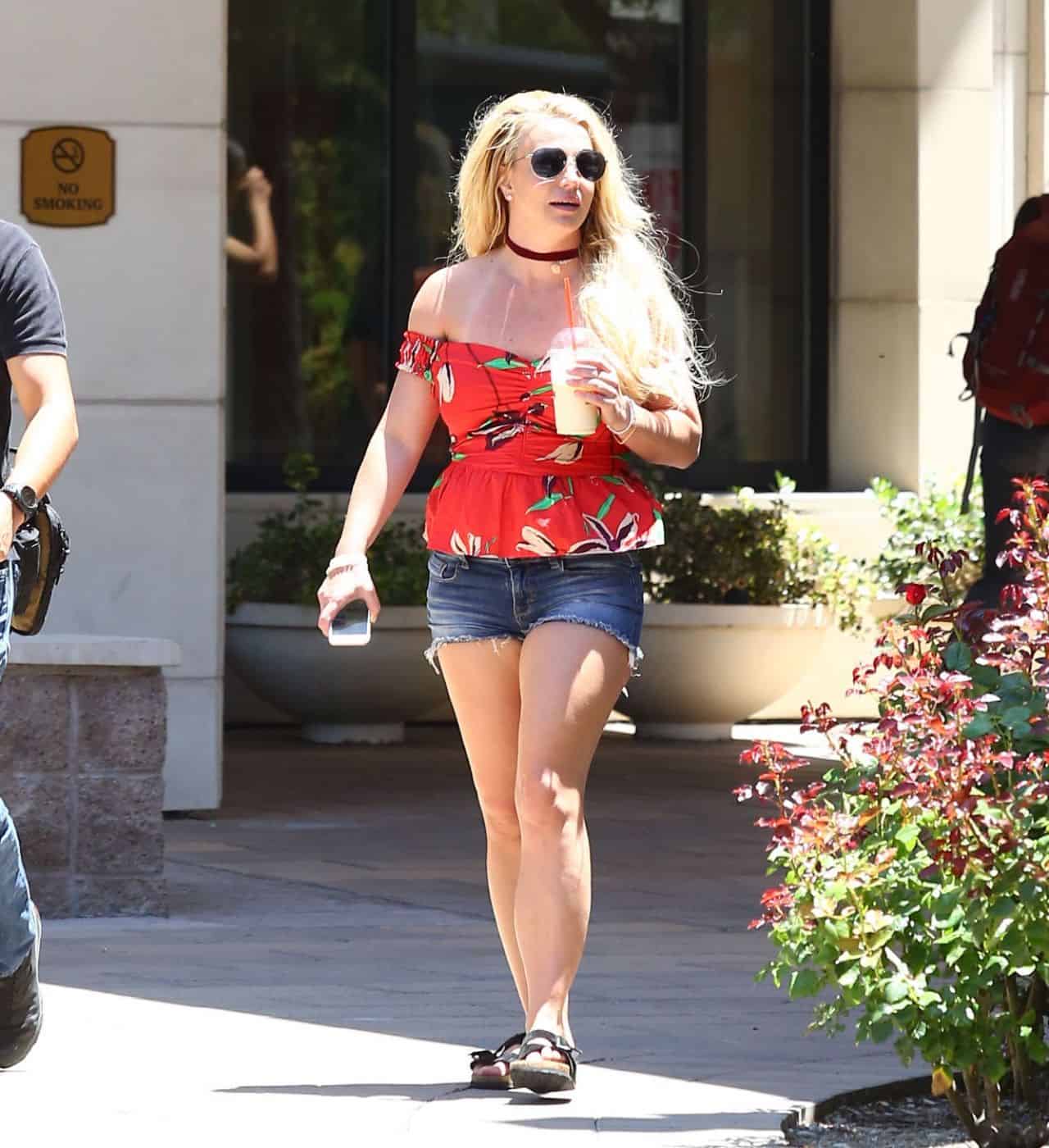 Britney Spears Flaunts Dancer Physique in Classic Denim Shorts