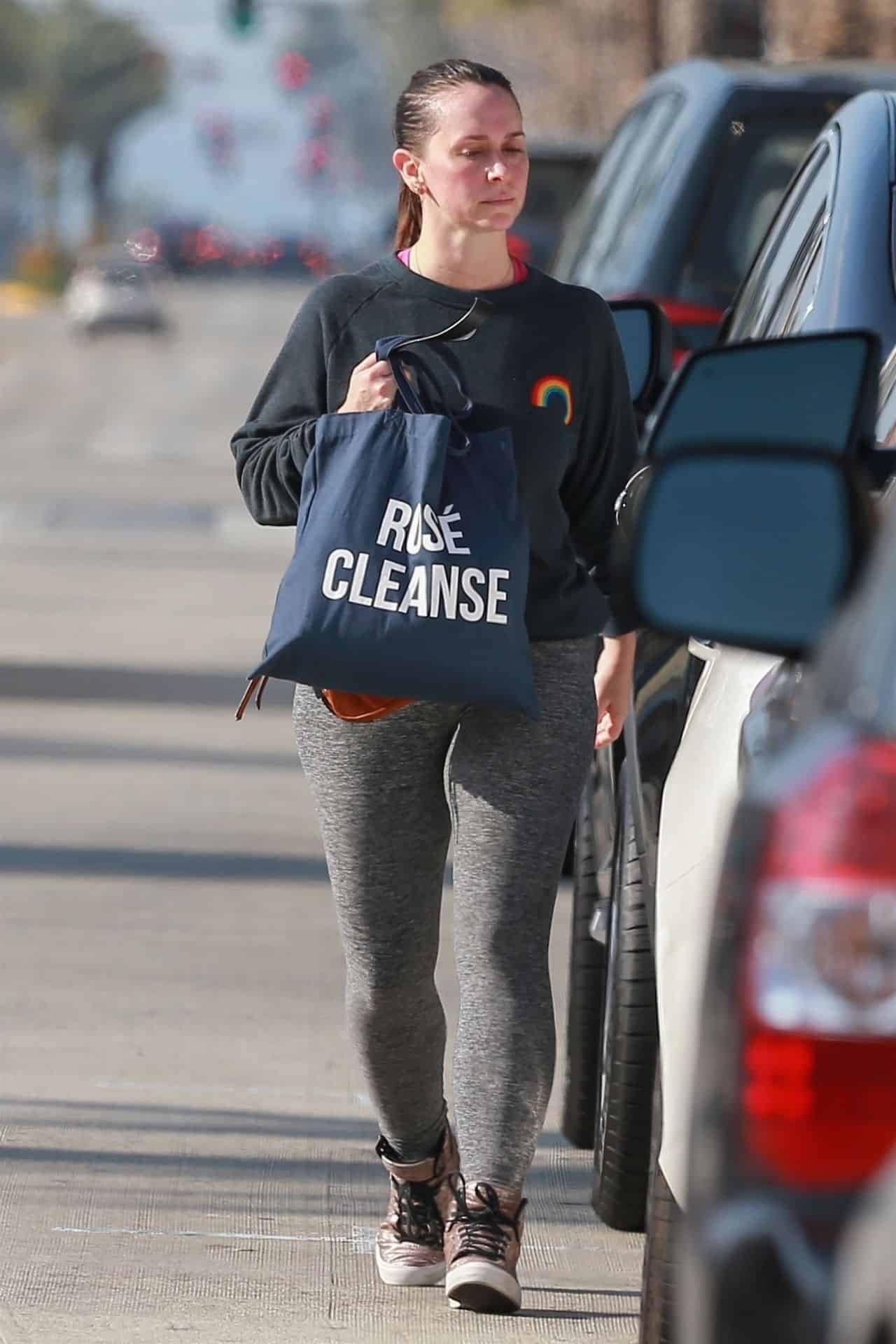 Jennifer Love Hewitt Radiates Confidence in Casual Chic Gym Attire