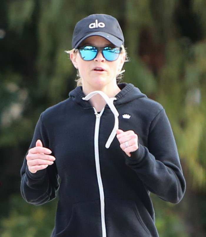 reese witherspoon morning jog in brentwood 1 104