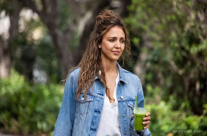 Fashion sketch of Jessica Alba walking outside, wearing a casual blazer and jeans